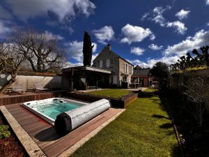 Spa de nage sur terrasse en bois dans le jardin clos — La Mangeoire, location saisonnière à Galluis