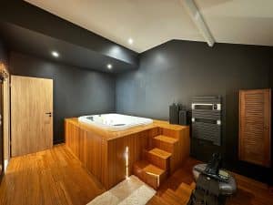 Spa encastré dans une estrade en bois avec marches — La Clairière, location saisonnière à Saint-Léger-en-Yvelines